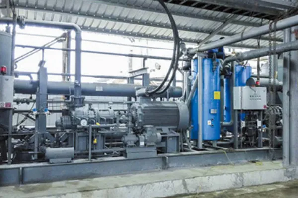 Proyek pemulihan dan likuifaksi CO₂ dari proses low-temperature methanol wash pada sintesis amonia.